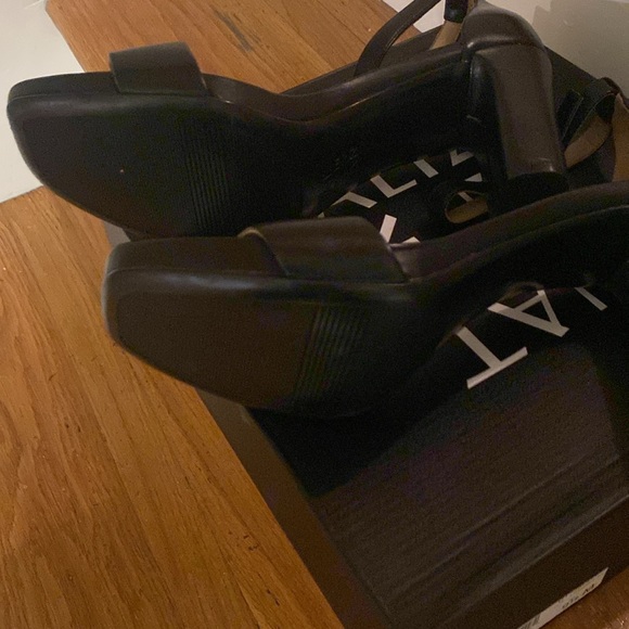 NWT women’s 3.75” leather sandals - Picture 3 of 4